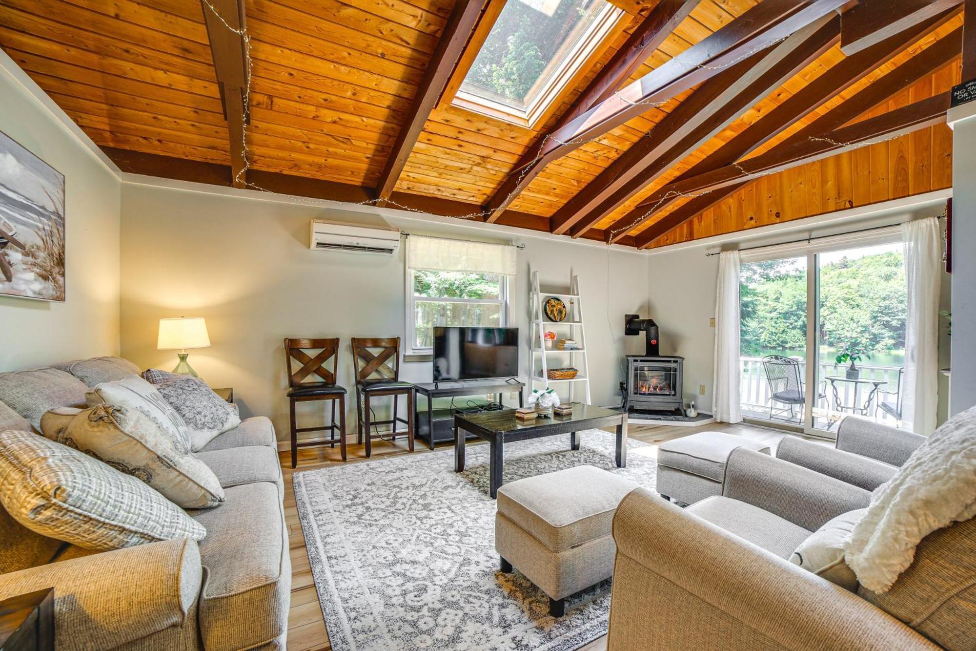 Breathtaking Newbury Cottage With Deck On Chalk Pond Luaran gambar